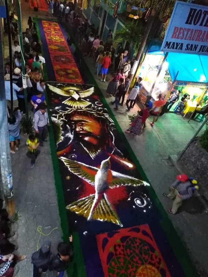 Alfombra de procesión en San Juan la Laguna Guatemala