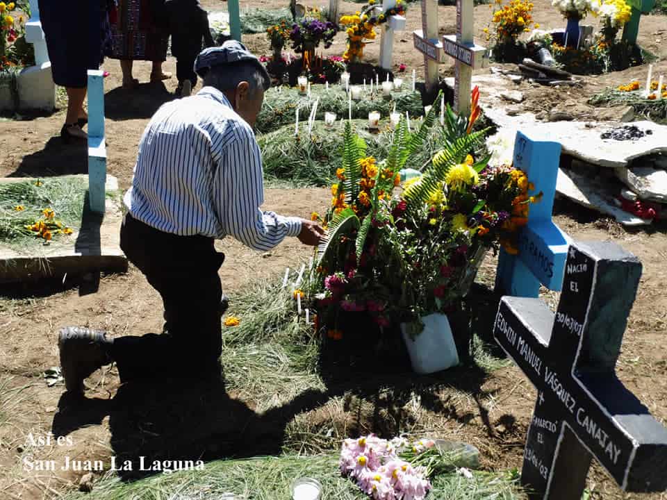 Hombre en una tumba el día de Todos los Santos en San Juan la Laguna Guatemala