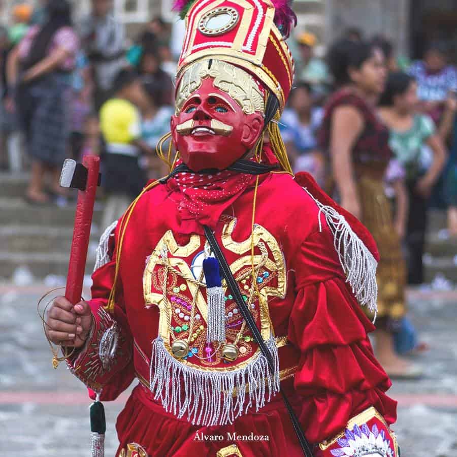 bailador durante la feria en honor a su santo patrón en San Juan la Laguna Guatemala