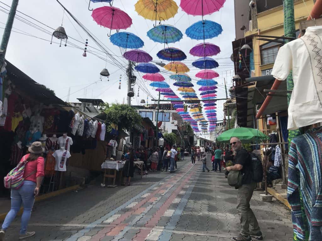 Paraguas colgados sobre la calle principal de San Juan la Laguna Guatemala