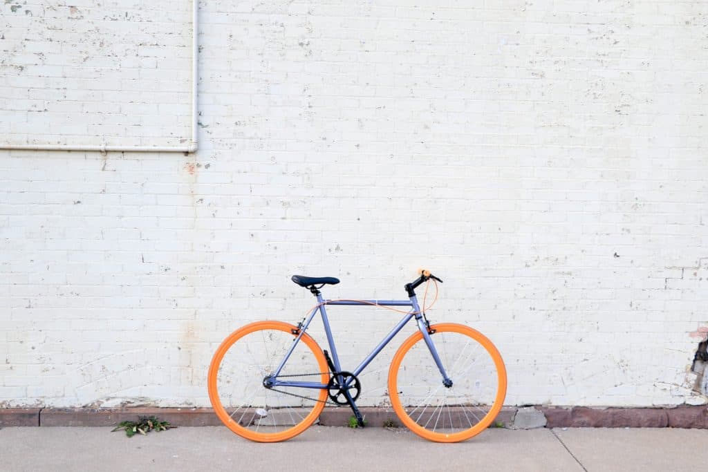 bicicleta con neumáticos anaranjados
