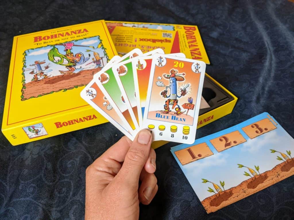 Jugar a juegos de mesa es una de las cosas relajantes que puedes hacer en Santa Cruz la Laguna Solola