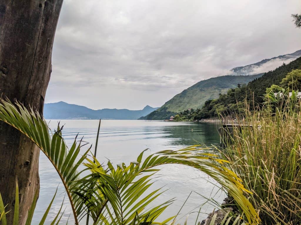 La tranquila bahía de Santa Cruz la Laguna