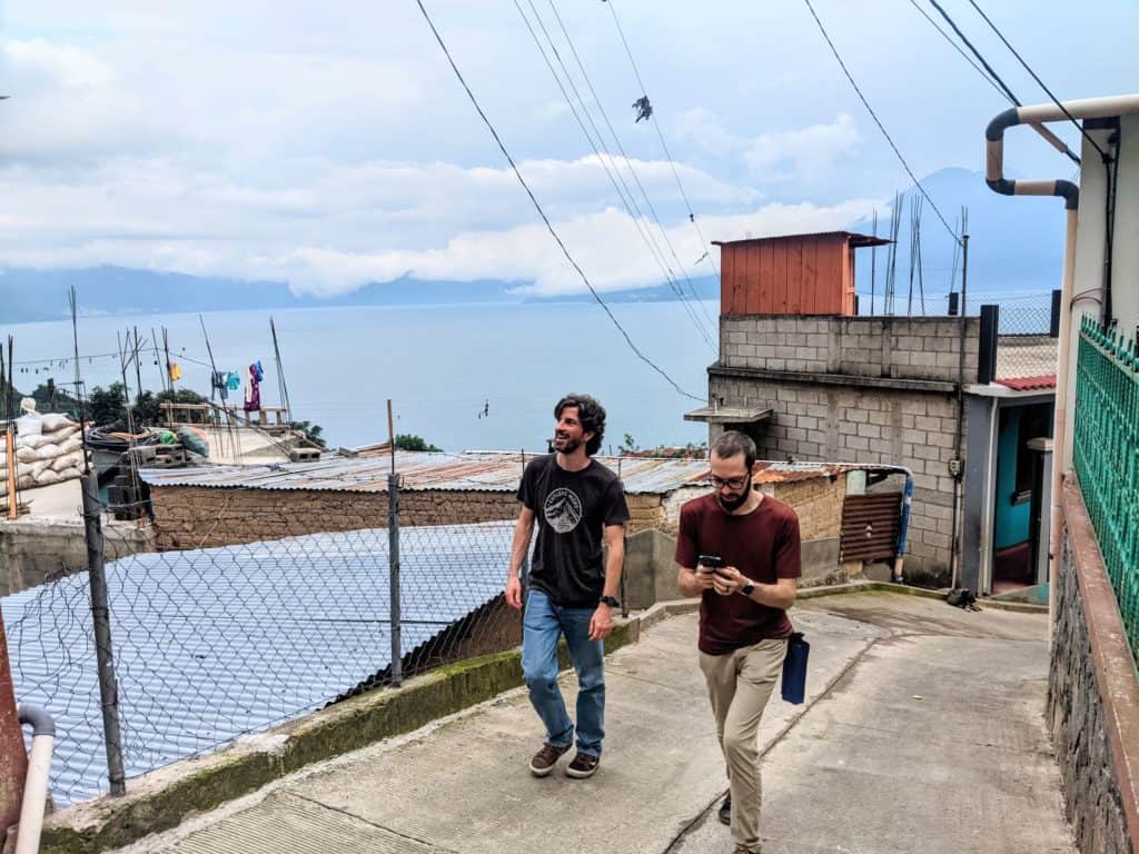 Paseando por la aldea de Santa Cruz la Laguna Guatemala