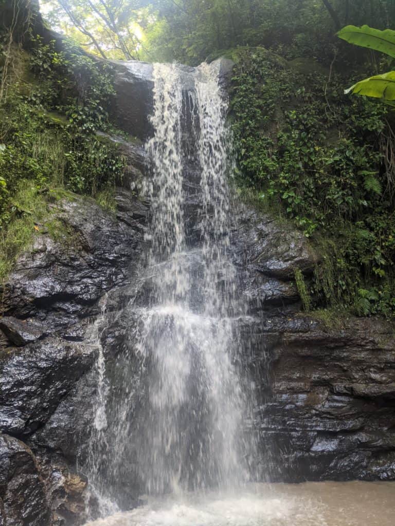 Una cascada en la cuenca del lago Atitlán