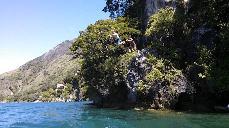 Salto de acantilado en el Lago de Atitlán