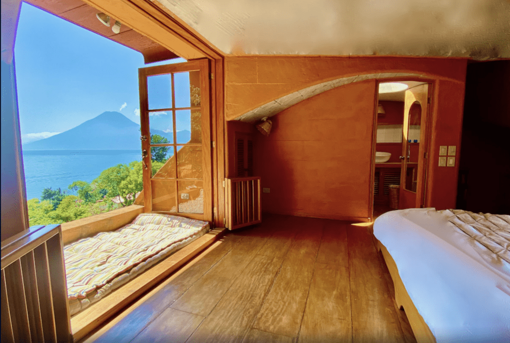 Casa Amate - una preciosa habitación de madera con una cama de lujo y unas vistas impresionantes