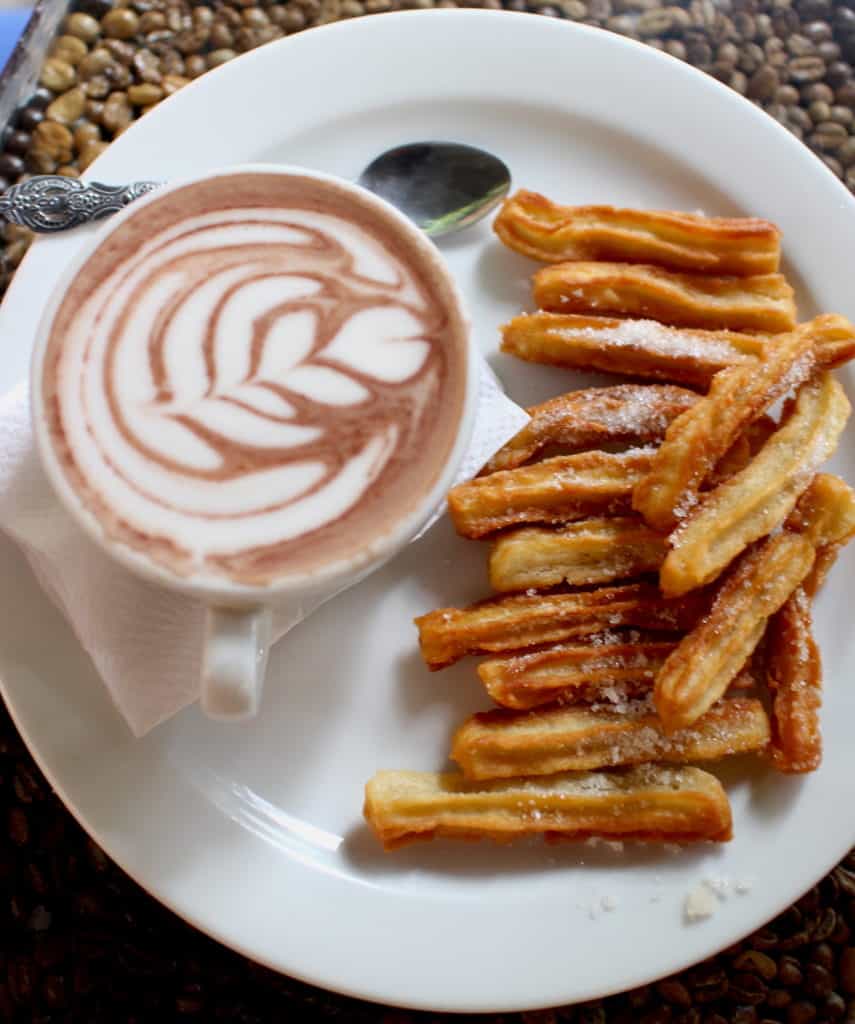 Una bebida cremosa y churros crujientes en Fernando's Kaffee en Antigua Guatemala