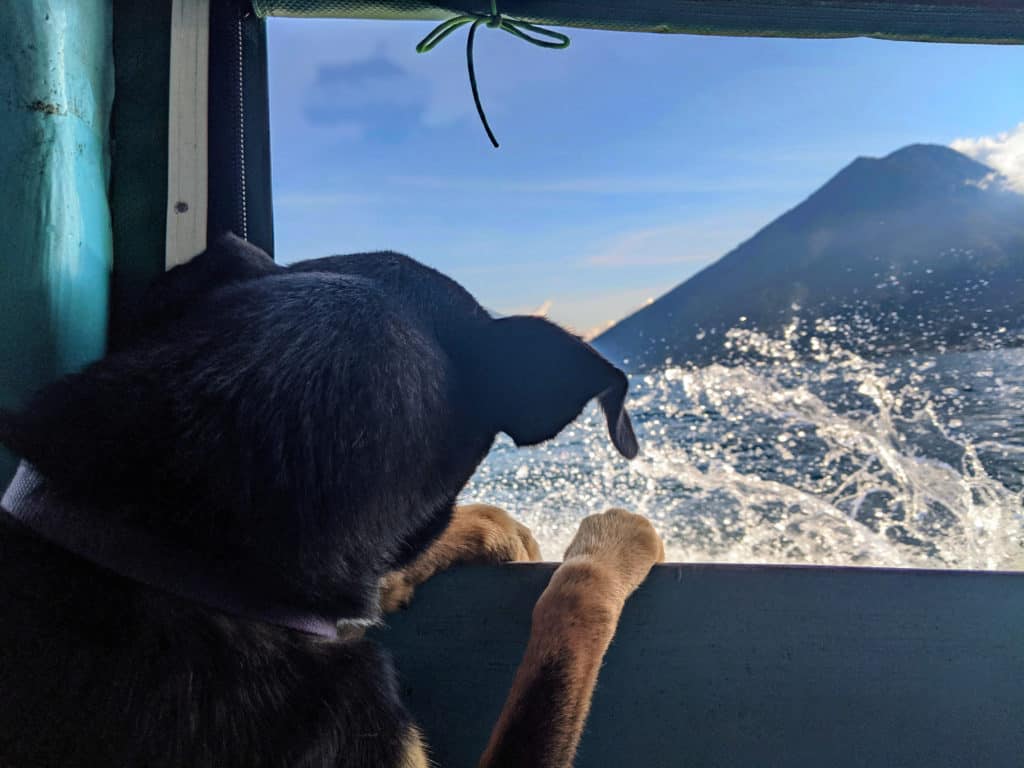 Lily en la lancha viendo al volcán de San Pedro