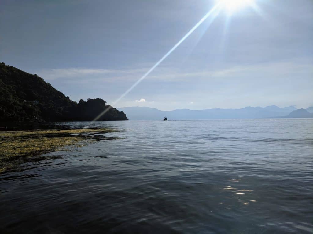 Vistas del lago de Atitlán desde la lancha