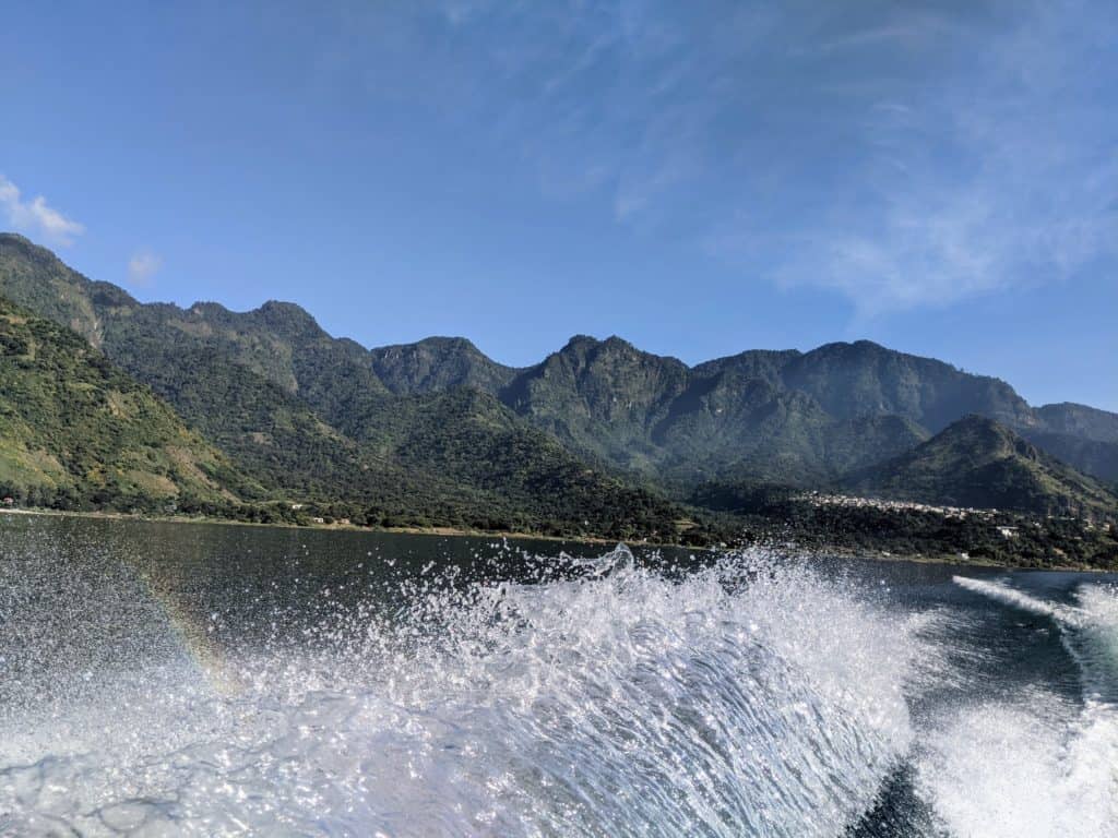 Vistas del lago de Atitlán desde la lancha pública