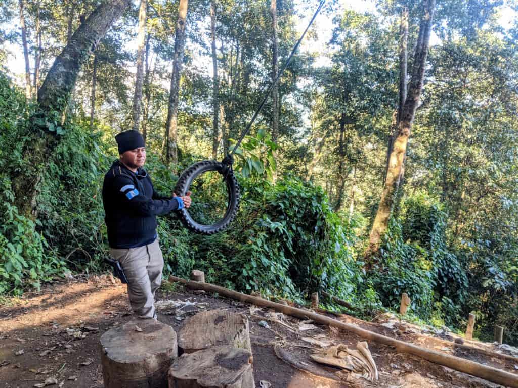 Policía nacional en el columpio en Volcán San Pedro