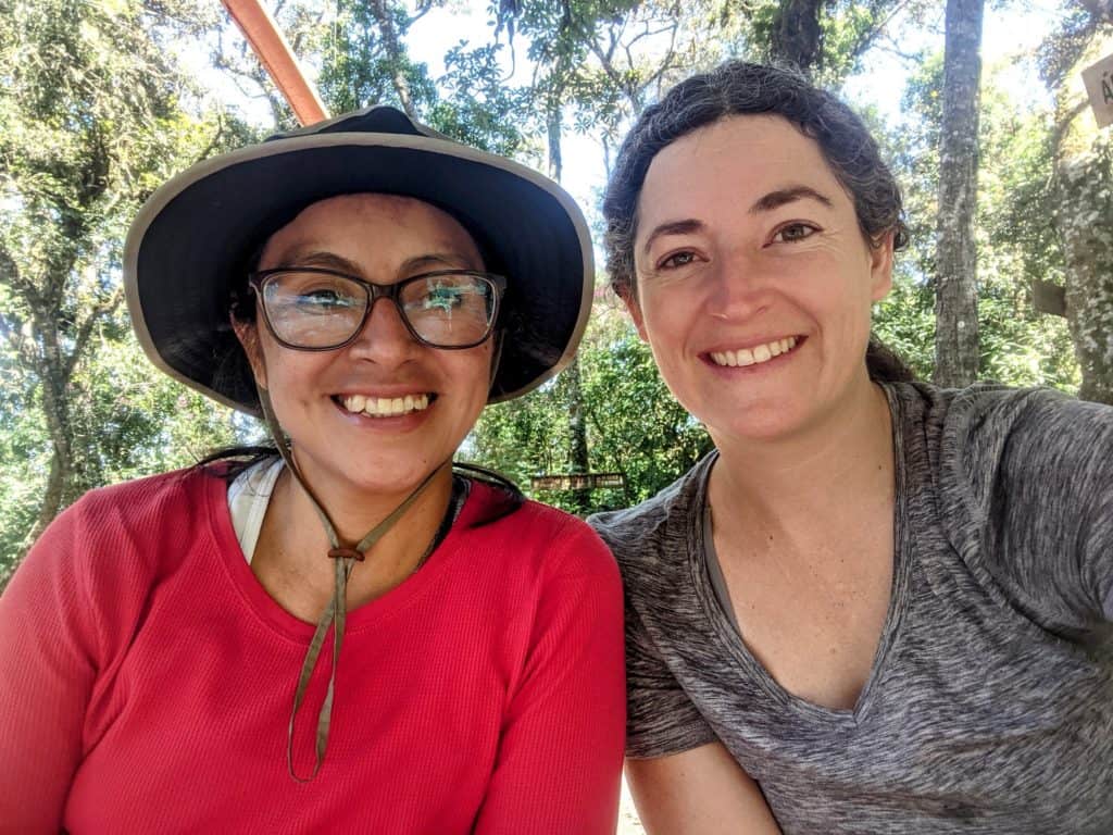 Amigas haciendo el ascenso del volcán San Pedro