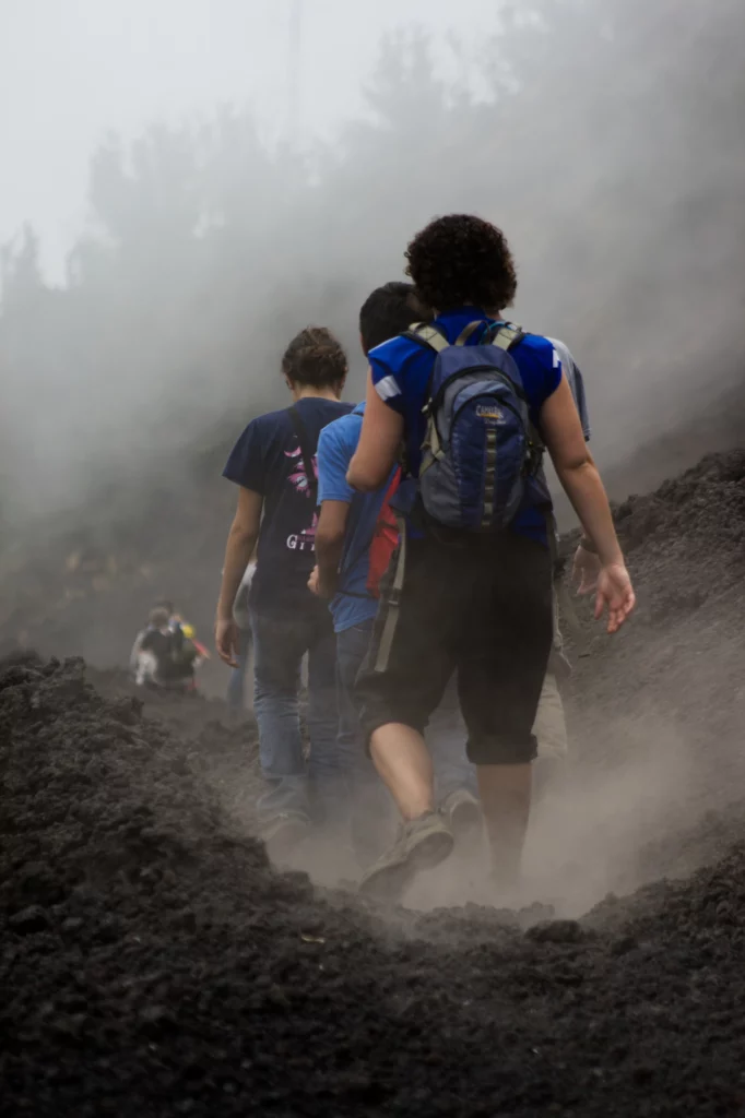 Caminando por los campos de lava en el volcán Pacaya