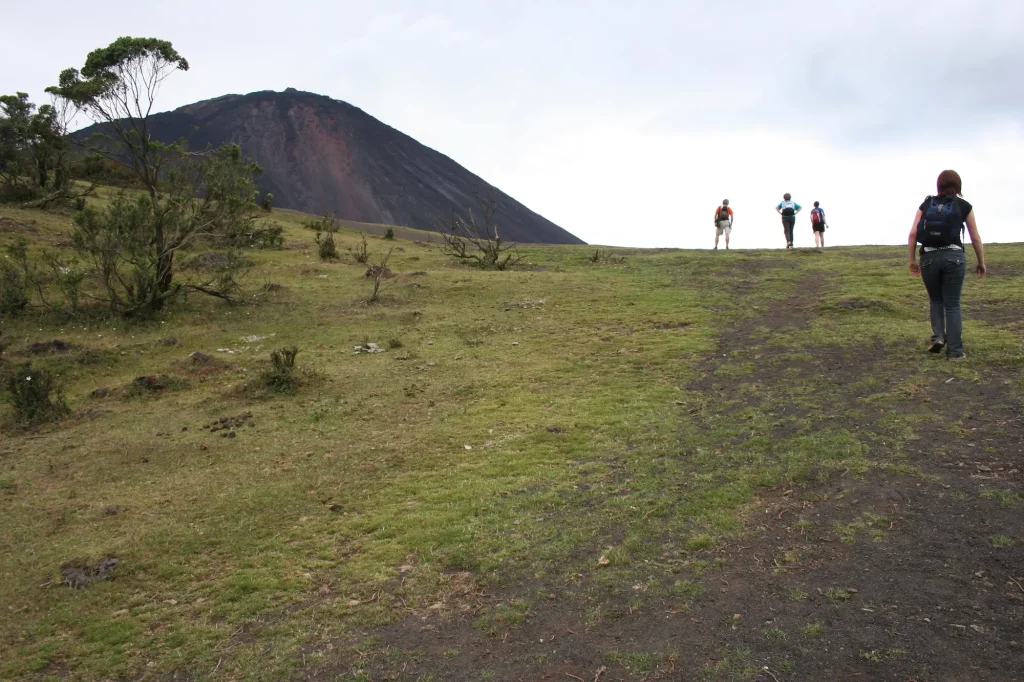 Ascenso al Volcan Pacaya en los tours al Volcan de Pacaya desde Antigua