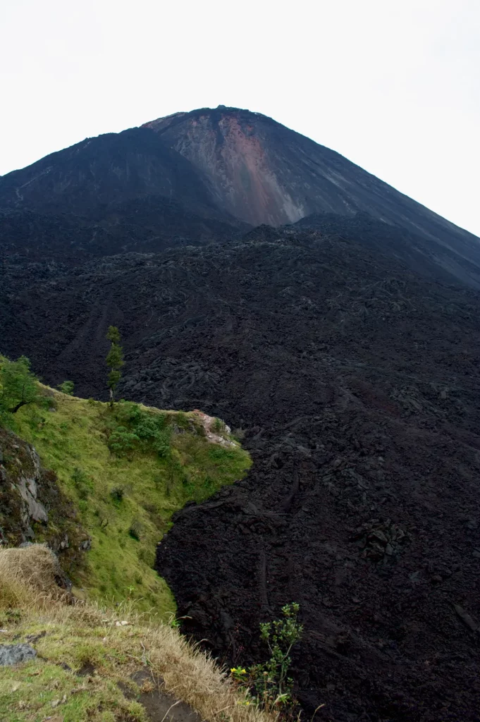 Puedes explorar los flujos de lava en los Tours al Volcan de Pacaya desde Antigua