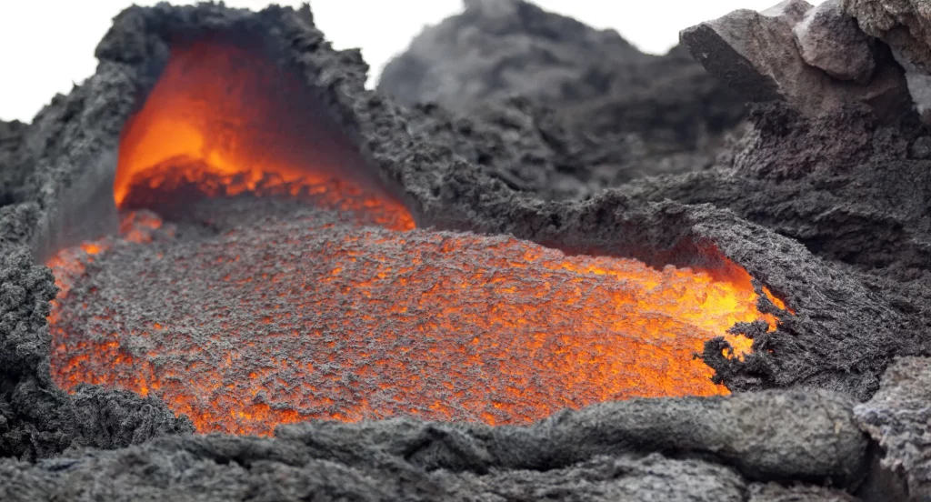 Pozo de lava líquida en el volcán Pacaya