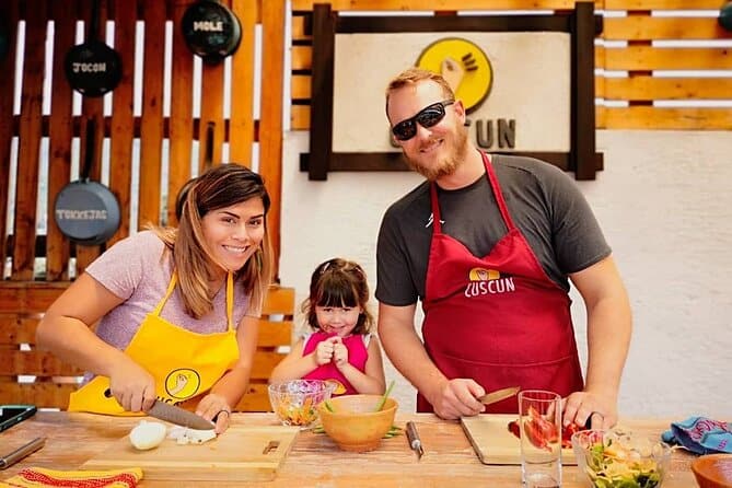 Mujer, hombre y niña tomando una clase de cocina en Antigua Guatemala