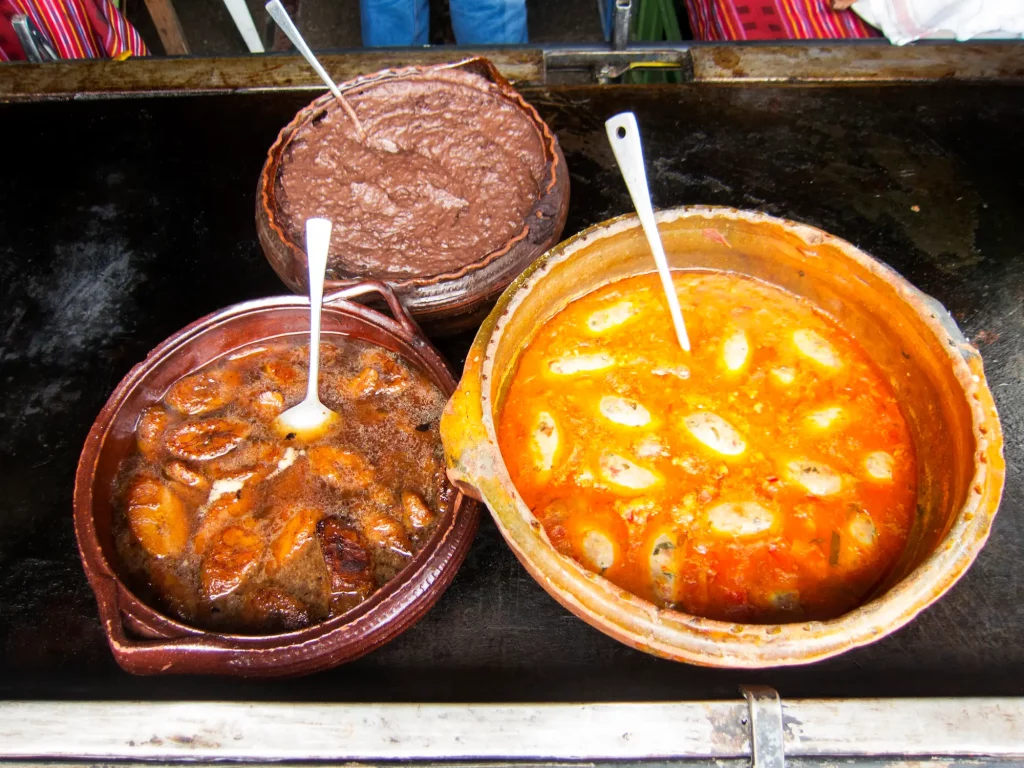 Comida típica en Antigua Guatemala servida en vasijas de barro