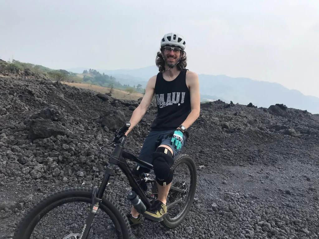 Bicicleta de montaña en las coladas de lava - Rick McArthur