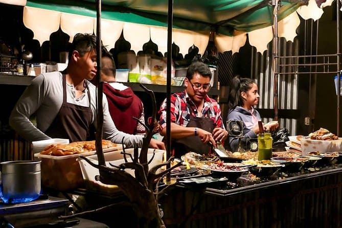 Vendedor de comida callejera por la noche