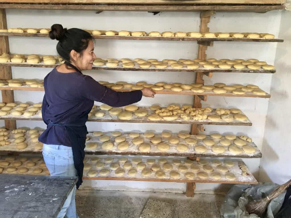 Haciendo pan para hornear en un horno de leña en Panimatzalam, Guatemala, el Miércoles Santo.
