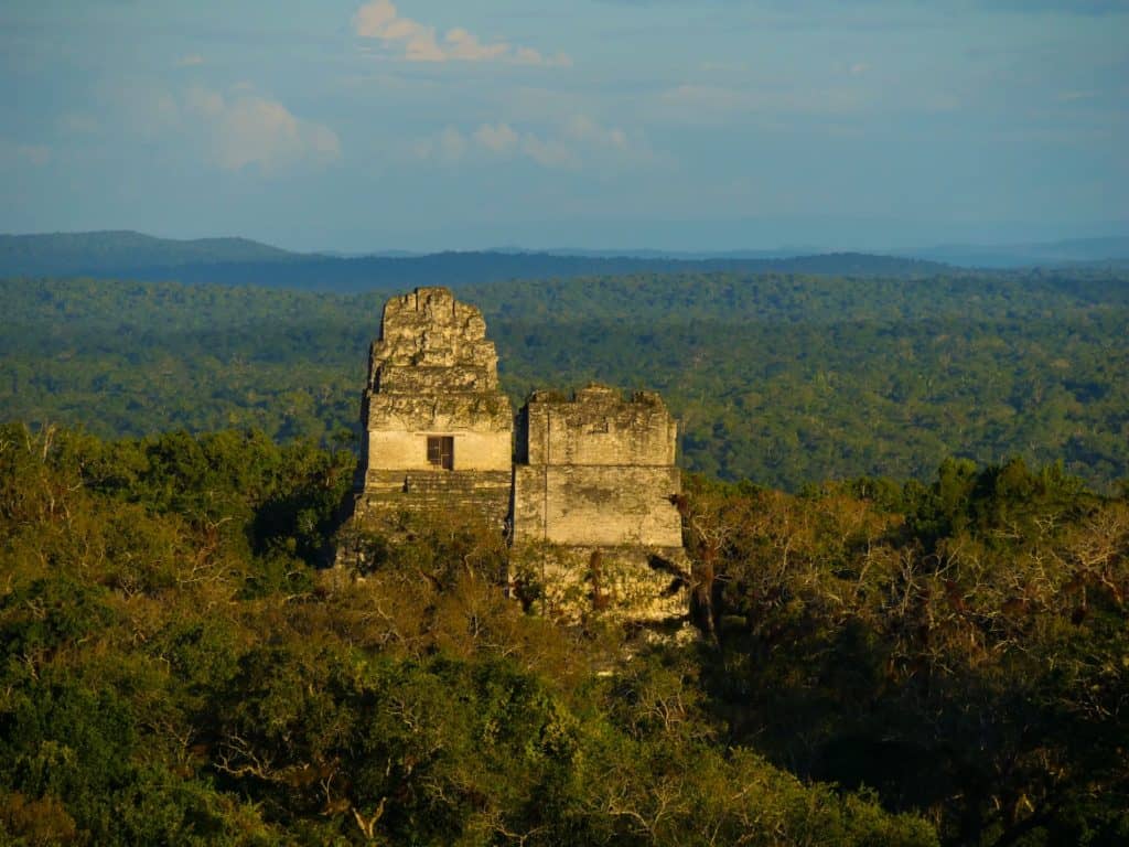 Templos 1 y 2 vistos desde el Templo 4, asomando por encima de la selva en el parque nacional de Tikal