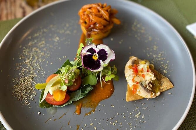 La Mejor Ruta Gastronómica de Antigua incluye platos locales, comida fusión y bocados delicados en escenarios pintorescos.